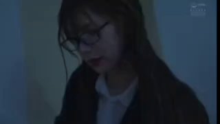 开档黑丝小少妇露脸带个眼镜很有气质，镜头前的诱惑道具玩逼，刚刮的逼毛尿尿给狼友看，浪叫呻吟不止真骚啊